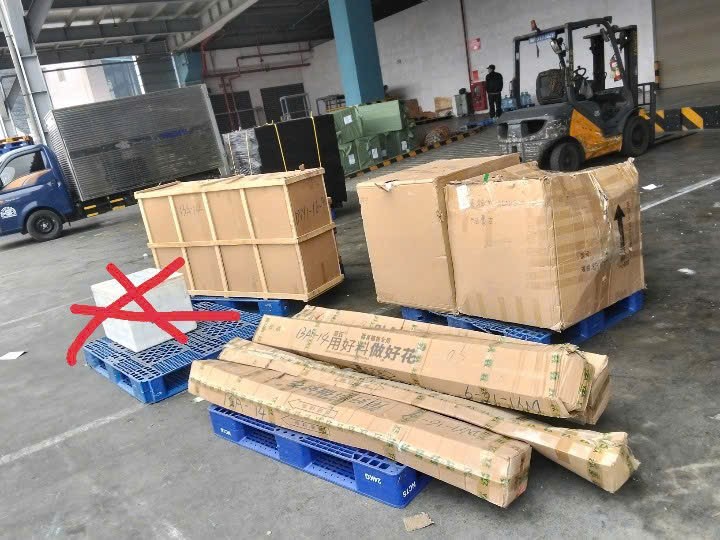 Hàng hóa chuẩn bị lên xe giao liên tỉnh