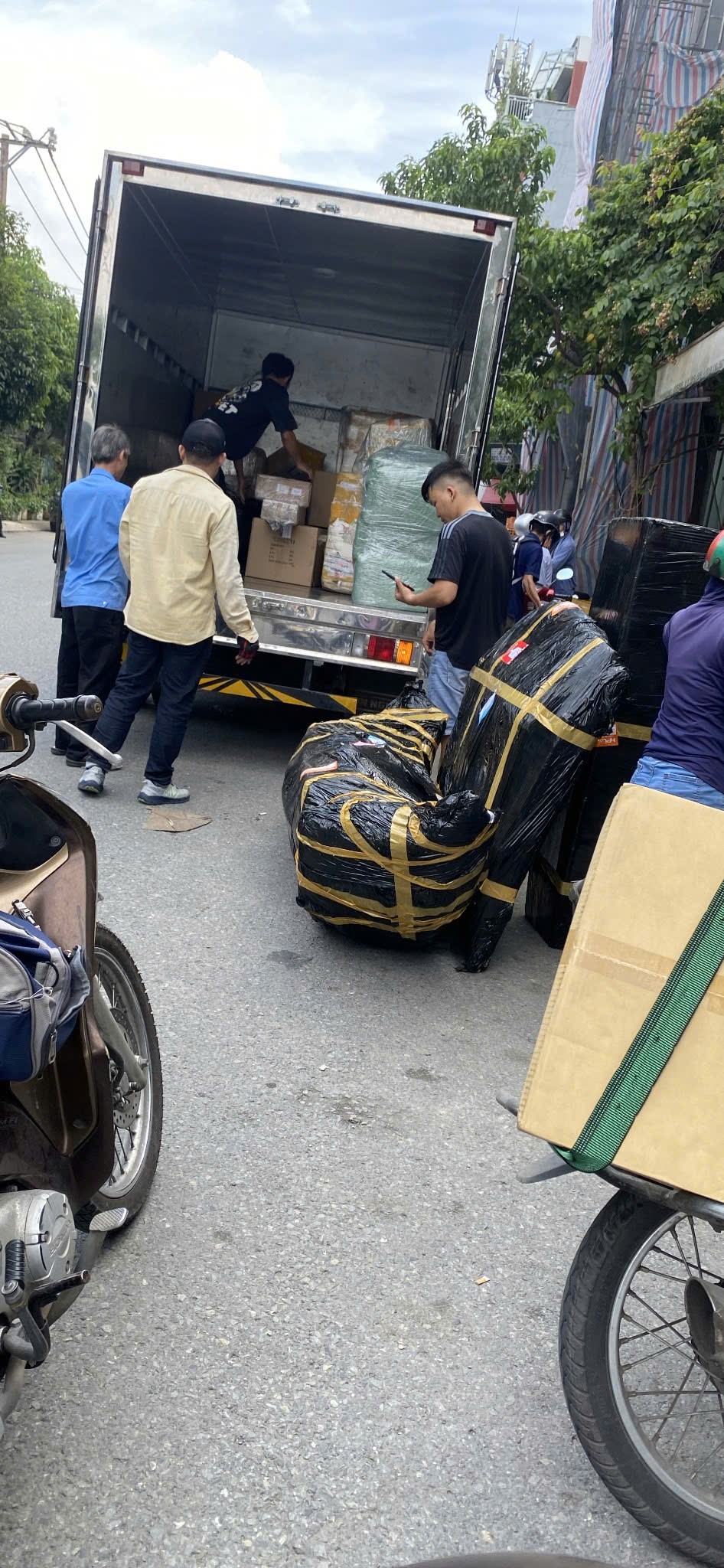 Quầy tiếp nhận hàng tại bưu cục